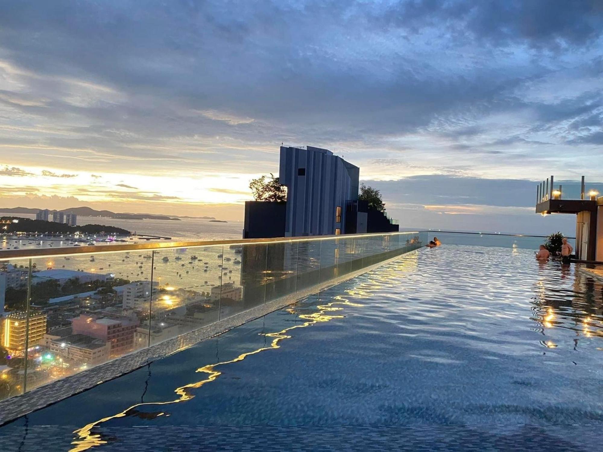The Base Central Pattaya By Mickey Eksteriør bilde